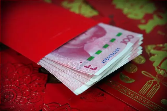 弟弟結婚姐姐給5萬,姐姐生孩子,母親給個小紅包,拆開後紅了眼