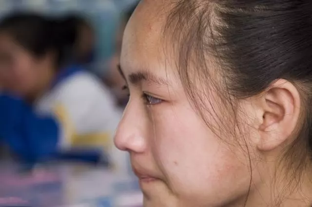弟弟結婚姐姐給5萬,姐姐生孩子,母親給個小紅包,拆開後紅了眼