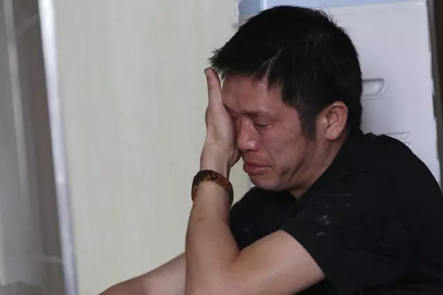 離婚後,兒子偷偷拿父親手機給媽媽發信息,看到回復父親紅了眼