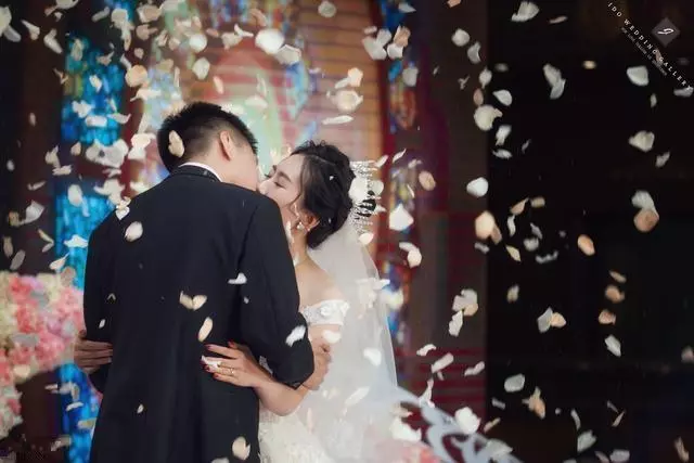 姑娘偷偷舉行婚禮,婚禮上一輛豪車出現,打開車門後,她紅了眼