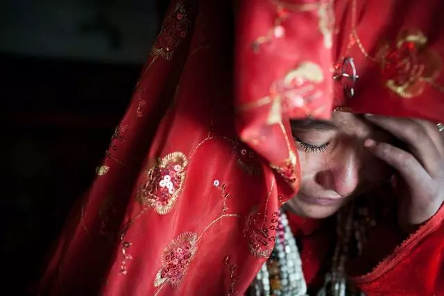 姑娘偷偷舉行婚禮,婚禮上一輛豪車出現,打開車門後,她紅了眼