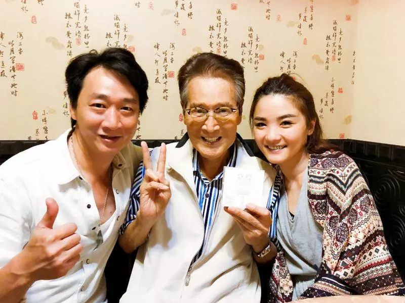 今生註定當父子!石英曝吃保健品「全身發黃」昏迷不醒,「兒捐肝保命」難忘孝心77歲偕妻趴趴走~~