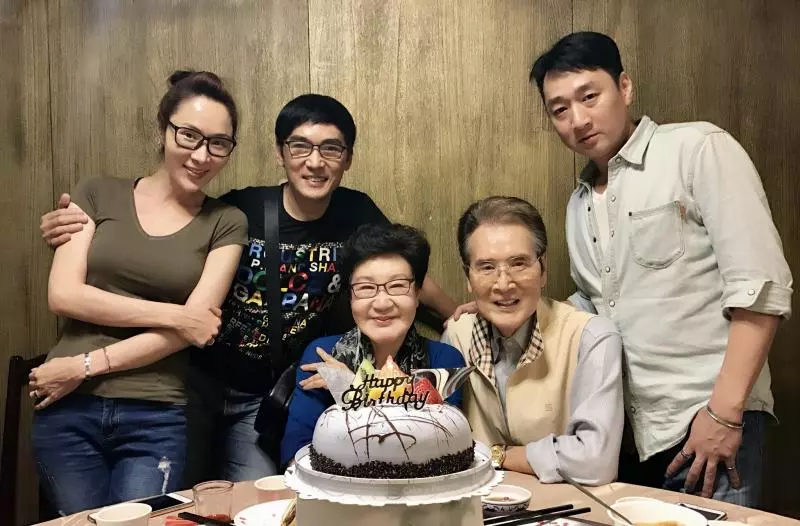 今生註定當父子!石英曝吃保健品「全身發黃」昏迷不醒,「兒捐肝保命」難忘孝心77歲偕妻趴趴走~~