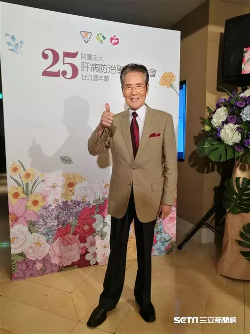 今生註定當父子!石英曝吃保健品「全身發黃」昏迷不醒,「兒捐肝保命」難忘孝心77歲偕妻趴趴走~~