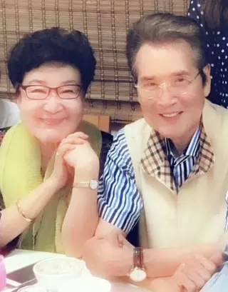 今生註定當父子!石英曝吃保健品「全身發黃」昏迷不醒,「兒捐肝保命」難忘孝心77歲偕妻趴趴走~~