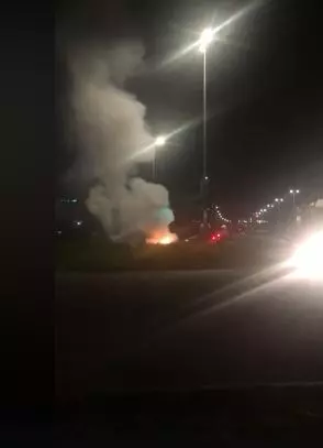 學院生借車購物 馬賽地路中央起火
