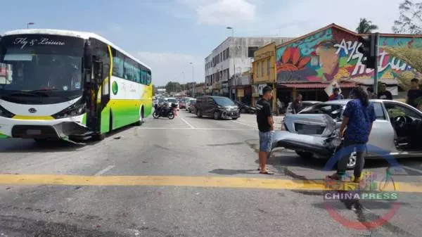 疑巴士撞及轎車後方 寬中女教師命喪公路