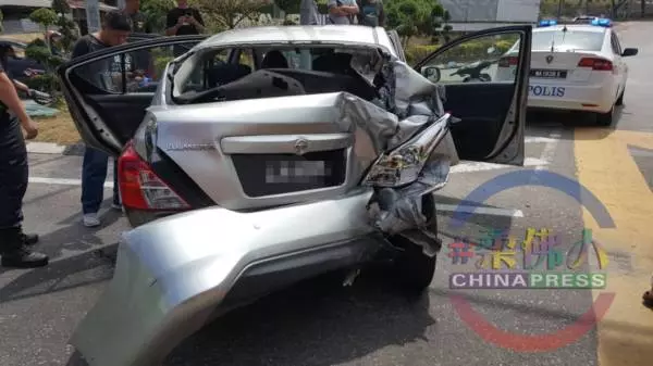 疑巴士撞及轎車後方 寬中女教師命喪公路