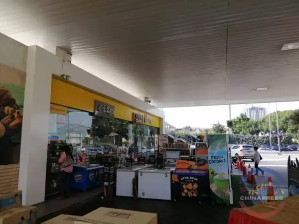 新加坡車添霸車油 害油站員工扣薪RM200