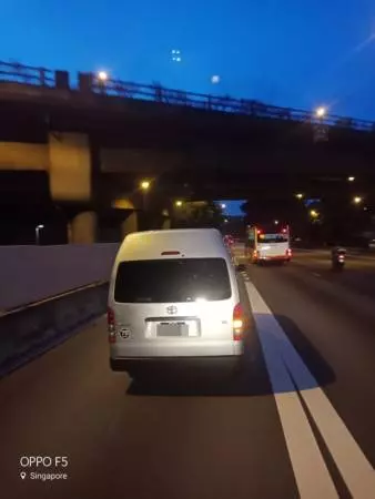 緊急煞車 忽左忽右 客貨車司機魯莽駕駛令人飆汗
