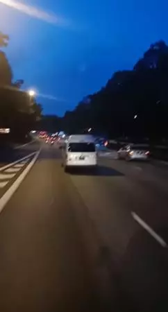 緊急煞車 忽左忽右 客貨車司機魯莽駕駛令人飆汗