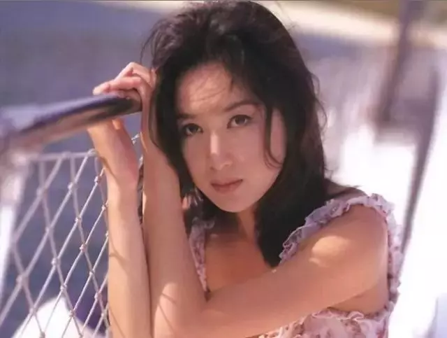 她是最美妲己,拍過三級片,結婚十年不生孩子,丈夫仍然捧在手心,50歲美如少女!
