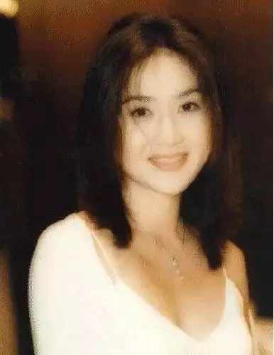 她是最美妲己,拍過三級片,結婚十年不生孩子,丈夫仍然捧在手心,50歲美如少女!