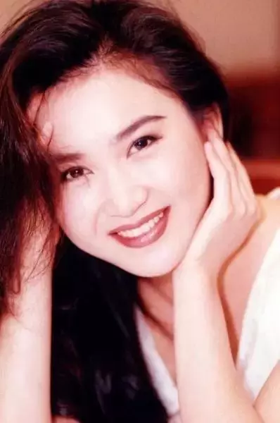 她是最美妲己,拍過三級片,結婚十年不生孩子,丈夫仍然捧在手心,50歲美如少女!