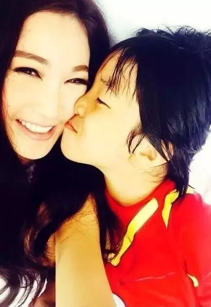她是最美妲己,拍過三級片,結婚十年不生孩子,丈夫仍然捧在手心,50歲美如少女!