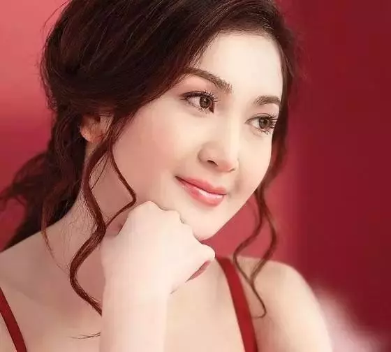 她是最美妲己,拍過三級片,結婚十年不生孩子,丈夫仍然捧在手心,50歲美如少女!