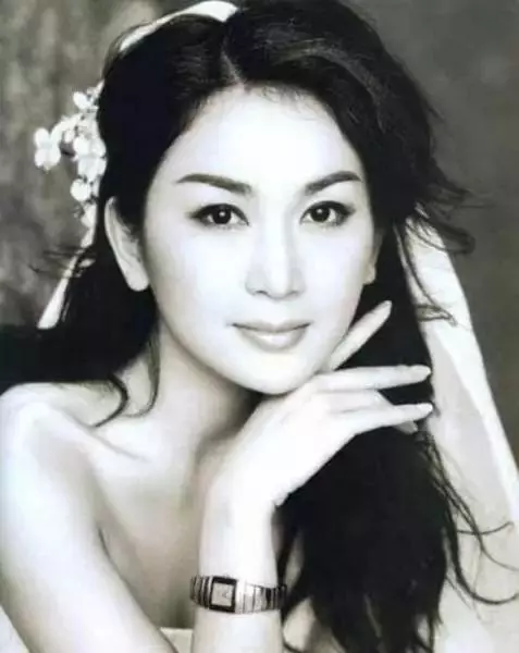 她是最美妲己,拍過三級片,結婚十年不生孩子,丈夫仍然捧在手心,50歲美如少女!