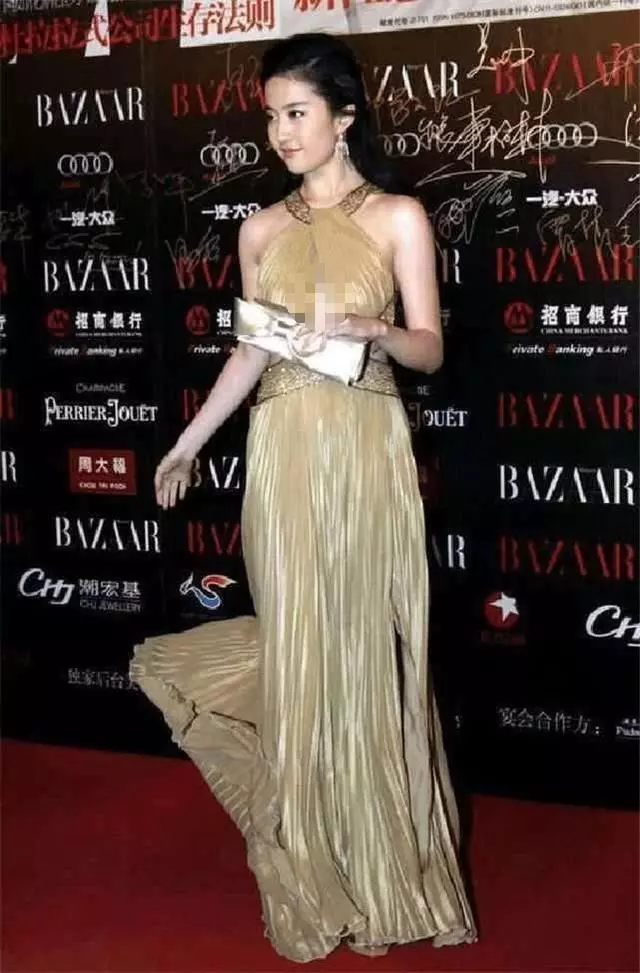 劉亦菲真敢穿,上身衣服穿的美到不要不要的,網友:我都看到了!