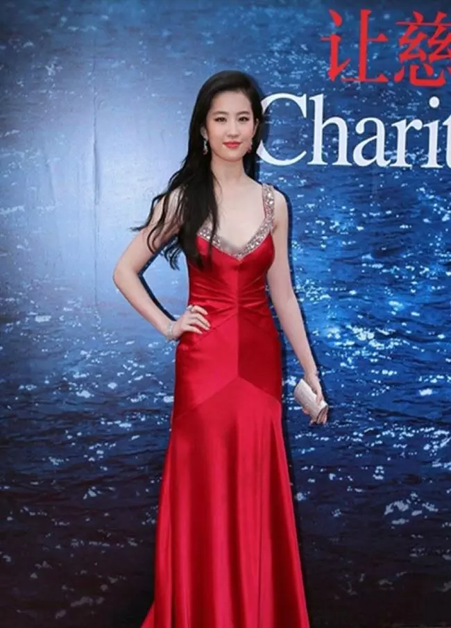 劉亦菲真敢穿,上身衣服穿的美到不要不要的,網友:我都看到了!
