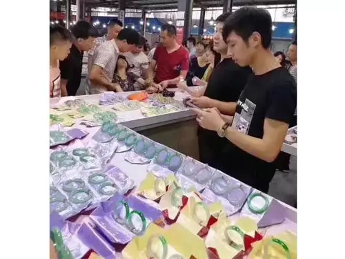 這個大媽開心試戴135萬玉鐲卻不小心手滑,下一秒看著玉鐲斷成兩截「她當場受驚嚇暈」!