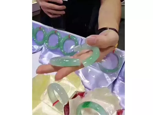 這個大媽開心試戴135萬玉鐲卻不小心手滑,下一秒看著玉鐲斷成兩截「她當場受驚嚇暈」!