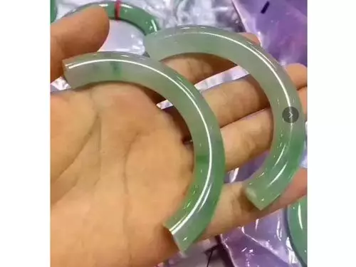 這個大媽開心試戴135萬玉鐲卻不小心手滑,下一秒看著玉鐲斷成兩截「她當場受驚嚇暈」!