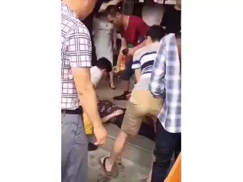 這個大媽開心試戴135萬玉鐲卻不小心手滑,下一秒看著玉鐲斷成兩截「她當場受驚嚇暈」!