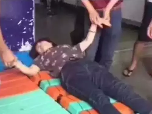 這個大媽開心試戴135萬玉鐲卻不小心手滑,下一秒看著玉鐲斷成兩截「她當場受驚嚇暈」!