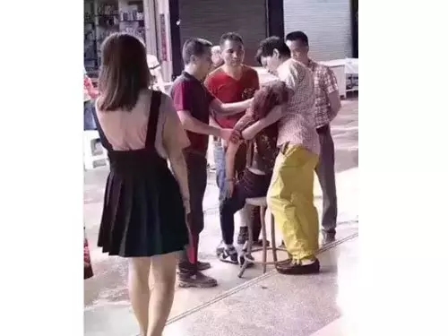 這個大媽開心試戴135萬玉鐲卻不小心手滑,下一秒看著玉鐲斷成兩截「她當場受驚嚇暈」!