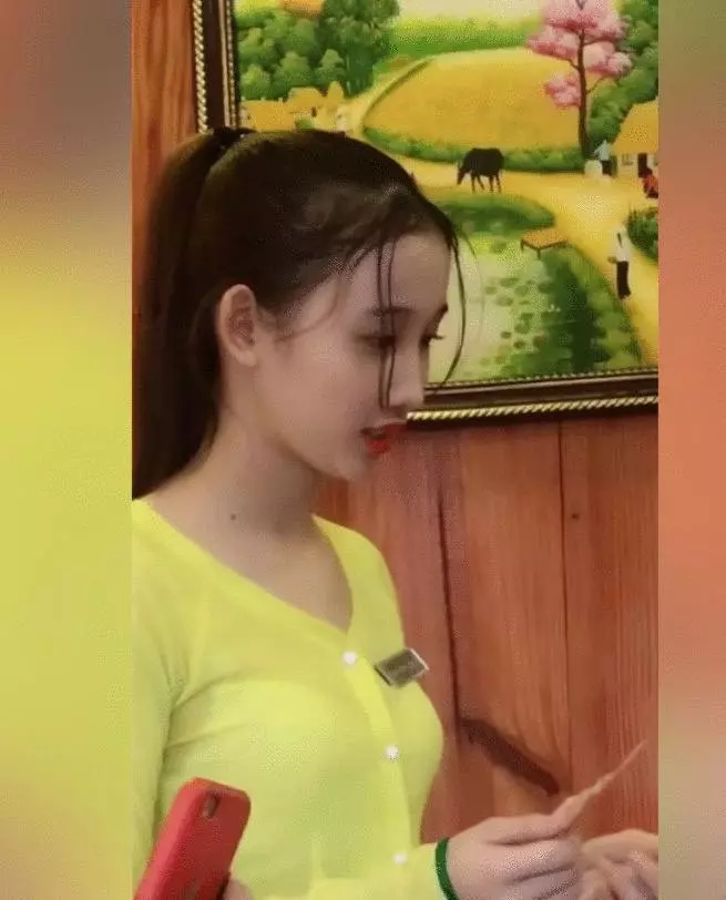 男子越南旅遊, 看到服務員美多給100元當小費, 結局太逗了!