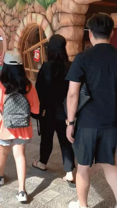王岳倫陪同李湘母女韓國游,尾隨其後似保鏢,李湘被韓國人扶著走