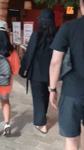 王岳倫陪同李湘母女韓國游,尾隨其後似保鏢,李湘被韓國人扶著走