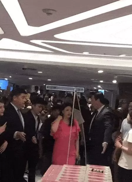 王岳倫陪同李湘母女韓國游,尾隨其後似保鏢,李湘被韓國人扶著走