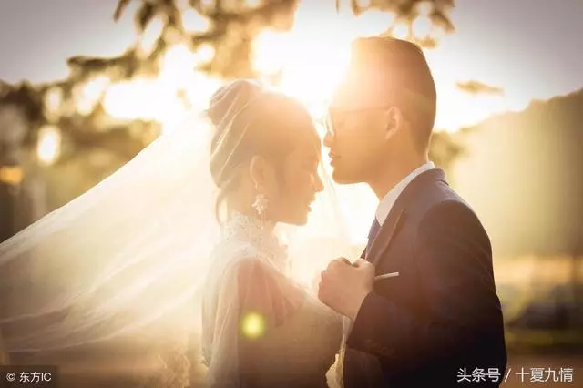我帶兩千塊禮物見公婆,婆婆塞大紅包,打開知道真相,我怒提分手