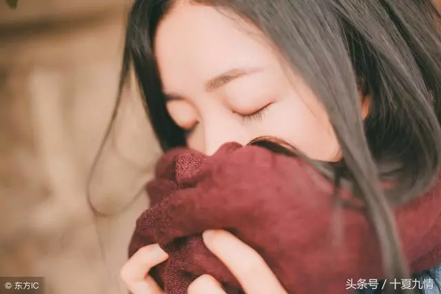 我帶兩千塊禮物見公婆,婆婆塞大紅包,打開知道真相,我怒提分手
