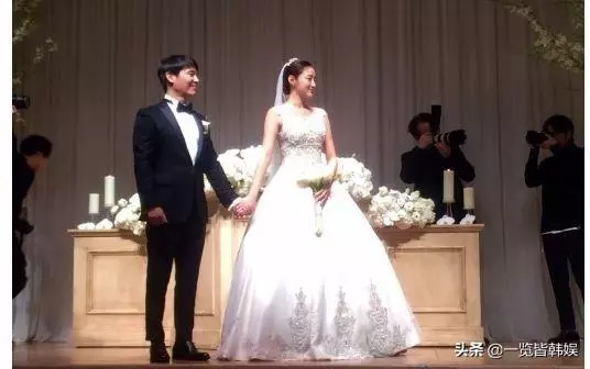 4胎全兒子!男星7年婚破滅「再娶小18歲妻」,46歲將成「5個孩子的爸」不見老態!