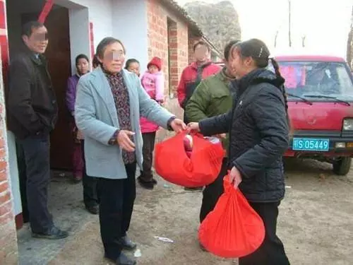 女婿從不陪女兒回娘家,心疼女兒上門責罵,外孫說句話我打女一巴