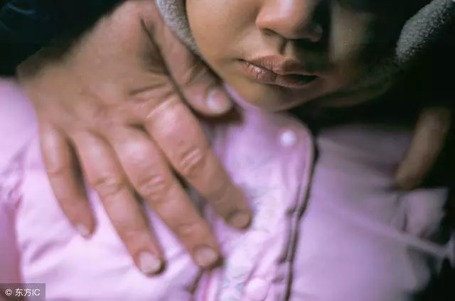 女婿從不陪女兒回娘家,心疼女兒上門責罵,外孫說句話我打女一巴