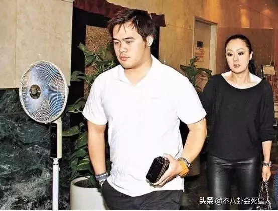 鍾鎮濤29歲兒子疑想自殺,發文稱常年經歷痛苦,鍾鎮濤回應惹眾怒!