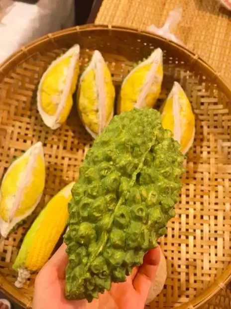 史上最有味道的錢包! 泰國必敗「仿真榴槤包」引萬人瘋買:背起來真香~