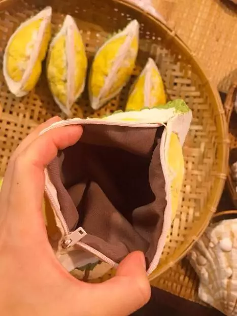 史上最有味道的錢包! 泰國必敗「仿真榴槤包」引萬人瘋買:背起來真香~