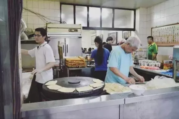 賣早餐錯了嗎?媽媽跟女兒說「不讀書就要早起上班」店員超無奈 網友怒喊:有種不要吃早餐