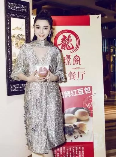 成龍餐廳生意火爆!看到菜單的價格後,網友直呼:想要不火都難!