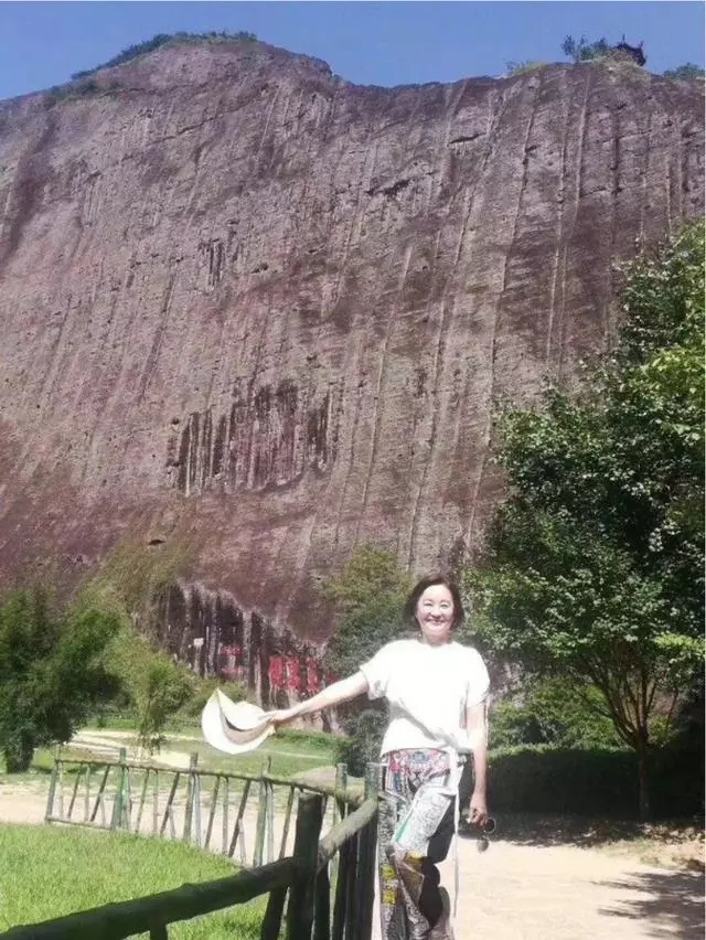 65歲林青霞「素顏旅遊」,打扮樸素低調,旅客求合影來者不拒!