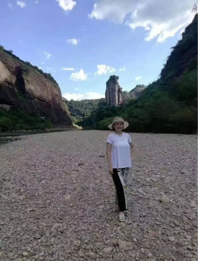 65歲林青霞「素顏旅遊」,打扮樸素低調,旅客求合影來者不拒!