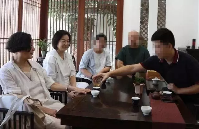 65歲林青霞「素顏旅遊」,打扮樸素低調,旅客求合影來者不拒!
