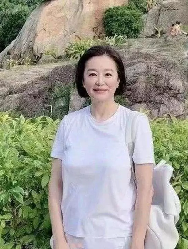 65歲林青霞「素顏旅遊」,打扮樸素低調,旅客求合影來者不拒!