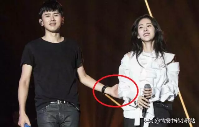 張傑被送往醫院?演唱會中張傑幾度跪倒在地,謝娜哭得很傷心