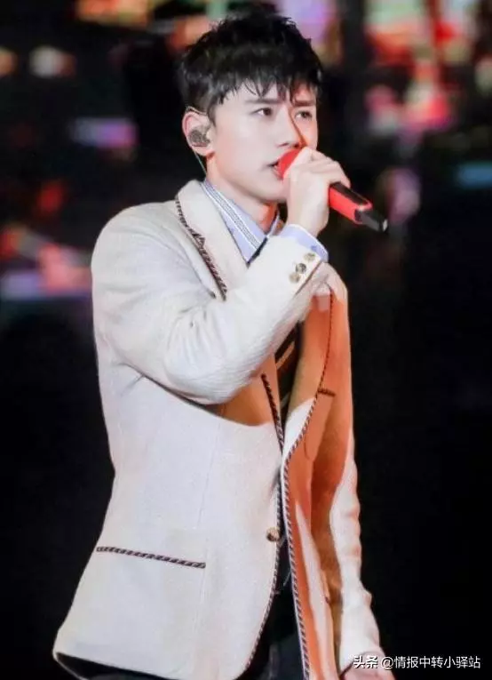 張傑被送往醫院?演唱會中張傑幾度跪倒在地,謝娜哭得很傷心