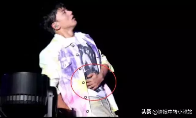 張傑被送往醫院?演唱會中張傑幾度跪倒在地,謝娜哭得很傷心